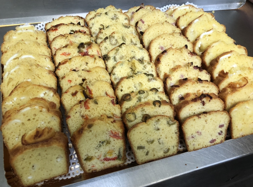 Cake salé sur plateau